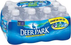 鹿园标本显示了饮用水的商标使用权。 标本是12包水的照片。 该商标在塑料包装上醒目显示。